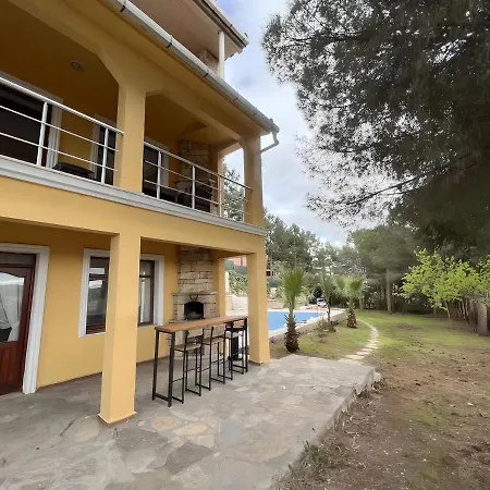 Villa Private With Pool & Large Green Garden , Close To The Centre And Beaches ! *