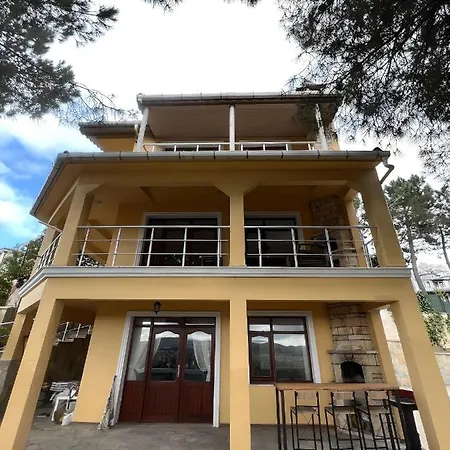 Villa Private With Pool & Large Green Garden , Close To The Centre And Beaches !